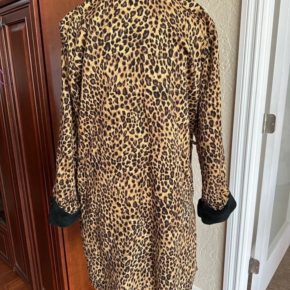 Ralph Lauren Leopard Print Robe with Black Trim size medium - Picture 2 of 7